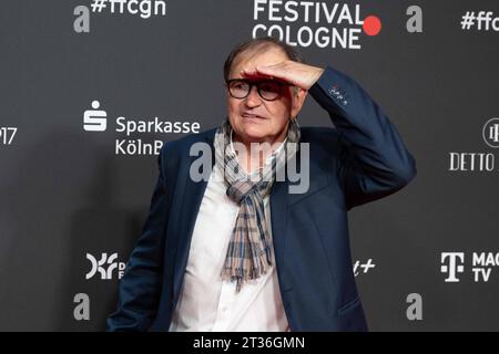 Ewald LIENEN, ehem. Fussballspieler, Fussballtrainer, Roter Teppich, Red Carpet Show, Ankunft, arrivée, Fotocall fuer den film LIENEN - eine europaeische Tragoedie auf dem film Festival Cologne 2023 in Koeln, 23.10.2023. *** Ewald LIENEN, ancien joueur de football, entraîneur de football, tapis rouge, spectacle de tapis rouge, arrivée, photocall pour le film LIENEN une tragédie européenne au Festival du film Cologne 2023 à Cologne, 23 10 2023 crédit : Imago/Alamy Live News Banque D'Images