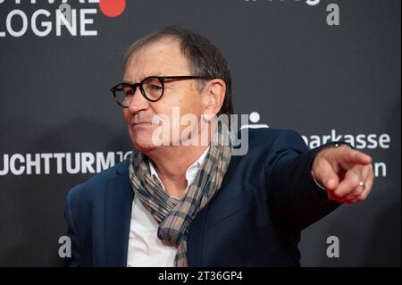 Ewald LIENEN, ehem. Fussballspieler, Fussballtrainer, Roter Teppich, Red Carpet Show, Ankunft, arrivée, Fotocall fuer den film LIENEN - eine europaeische Tragoedie auf dem film Festival Cologne 2023 in Koeln, 23.10.2023. *** Ewald LIENEN, ancien joueur de football, entraîneur de football, tapis rouge, spectacle de tapis rouge, arrivée, photocall pour le film LIENEN une tragédie européenne au Festival du film Cologne 2023 à Cologne, 23 10 2023 crédit : Imago/Alamy Live News Banque D'Images