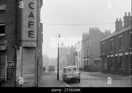 OK café à l'angle de Alfred Street South et Hawkridge Street pendant le nettoyage des bidonvilles et la démolition de St ann's, Nottingham. 1969-1972 Banque D'Images