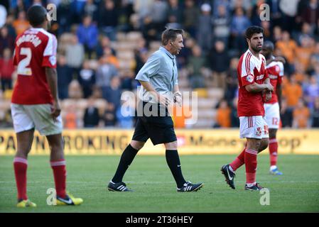 L'arbitre Gary Sutton lâche le terrain avec une blessure à la jambe. Sky Bet football League One - Wolverhampton Wanderers v Swindon Town 14/09/2013 Banque D'Images