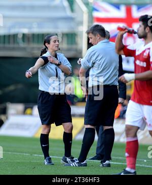 Arbitre suppléant Amy Fearn après avoir pris de son collègue blessé l'arbitre Gary Sutton Sky Bet football League One - Wolverhampton Wanderers v Swindon Town 14/09/2013 Banque D'Images