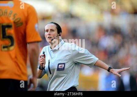 Arbitre suppléant Amy Fearn après avoir succédé à son collègue blessé l'arbitre Gary Sutton Sky Bet football League One - Wolverhampton Wanderers v Swindon Town 14/09/2013 Banque D'Images