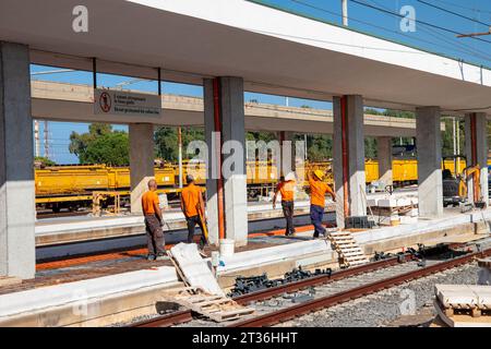 Milazzo, Sicile, Italie - 03 octobre 2023. Travaux de construction dans la zone des quais de la gare de Milazzo. Banque D'Images