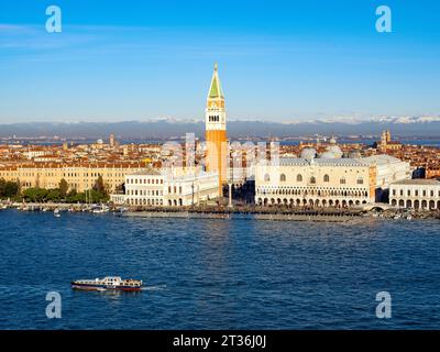 Vue aérienne de Piazza San Marco, Palais des Doges et Grand Canal, Vénétie, Venise, Italie, Europe Banque D'Images