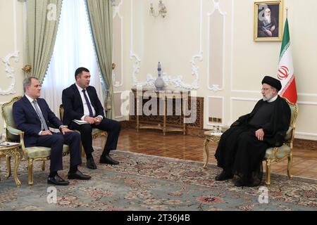 Téhéran, Iran. 23 octobre 2023. Le président iranien EBRAHIM RAISI (à droite) rencontre le ministre azerbaïdjanais des Affaires étrangères JEYHUN BAYRAMOV (image de crédit : © Présidence iranienne via ZUMA Press Wire) POUR USAGE ÉDITORIAL SEULEMENT! Non destiné à UN USAGE commercial ! Banque D'Images