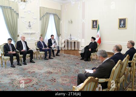Téhéran, Iran. 23 octobre 2023. Le président iranien EBRAHIM RAISI (C) rencontre le ministre azerbaïdjanais des Affaires étrangères JEYHUN BAYRAMOV (image de crédit : © Présidence iranienne via ZUMA Press Wire) POUR USAGE ÉDITORIAL SEULEMENT! Non destiné à UN USAGE commercial ! Banque D'Images