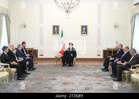 Téhéran, Iran. 23 octobre 2023. Le président iranien EBRAHIM RAISI (C) rencontre le ministre azerbaïdjanais des Affaires étrangères JEYHUN BAYRAMOV (image de crédit : © Présidence iranienne via ZUMA Press Wire) POUR USAGE ÉDITORIAL SEULEMENT! Non destiné à UN USAGE commercial ! Banque D'Images