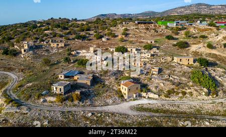 VEW du village abandonné d'Evretou sur le côté du réservoir d'Evretou, district de Paphos, Chypre. Banque D'Images