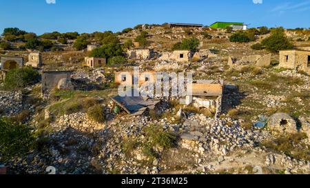 VEW du village abandonné d'Evretou sur le côté du réservoir d'Evretou, district de Paphos, Chypre. Banque D'Images