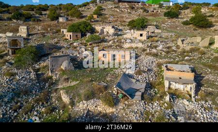 VEW du village abandonné d'Evretou sur le côté du réservoir d'Evretou, district de Paphos, Chypre. Banque D'Images