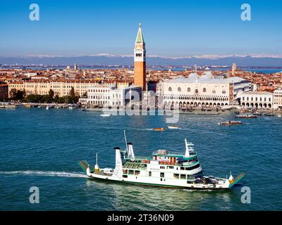 Vue aérienne de la Piazza San Marco et du Palais des Doges avec ferry, Vénétie, Venise, Italie, Europe Banque D'Images