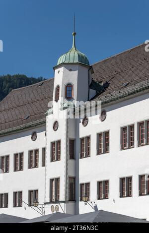 Détail de la tour du château sur la place centrale Marienplatz dans le village historique, tourné dans la lumière d'été à Immenstadt, Allgaeu, Bavière, Allemagne Banque D'Images
