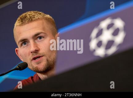 Istanbul, Turquie. 23 octobre 2023. Matthijs de Ligt du FC Bayern Munich participe à une conférence de presse. Le FC Bayern affrontera Galatasaray Istanbul en Ligue des Champions le 24 octobre 2023 à Istanbul. Crédit : Peter Kneffel/dpa/Alamy Live News Banque D'Images