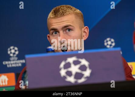 Istanbul, Turquie. 23 octobre 2023. Matthijs de Ligt du FC Bayern Munich participe à une conférence de presse. Le FC Bayern affrontera Galatasaray Istanbul en Ligue des Champions le 24 octobre 2023 à Istanbul. Crédit : Peter Kneffel/dpa/Alamy Live News Banque D'Images