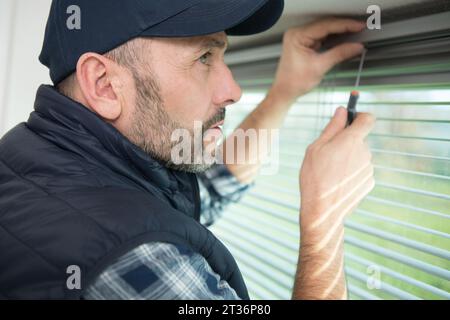 L'homme de l'installation de fenêtre avec tournevis Banque D'Images