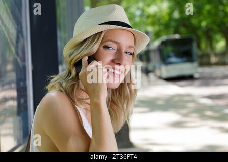 touriste souriante parlant au téléphone Banque D'Images