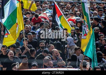 Des hommes armés prennent part aux funérailles de deux Palestiniens, Jihad Saleh, 29 ans, Mohammed Abu Zer, 17 ans, a été tué lors d’un raid israélien sur le village de Zawata, à l’ouest de la ville de Naplouse, en Cisjordanie occupée par Israël, au milieu des combats en cours entre Israël et le groupe islamiste palestinien Hamas dans la bande de Gaza. Des milliers de personnes, israéliennes et palestiniennes, sont mortes depuis le 7 octobre 2023, après que des militants palestiniens du Hamas basés dans la bande de Gaza sont entrés dans le sud d’Israël dans une attaque surprise qui a conduit Israël à déclarer la guerre au Hamas à Gaza le 8 octobre. (Photo de Na Banque D'Images