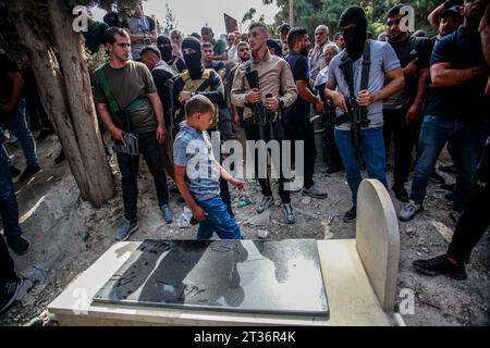 Des hommes armés masqués prennent part aux funérailles de deux Palestiniens, Jihad Saleh, 29 ans, Mohammed Abu Zer, 17 ans, a été tué lors d’un raid israélien sur le village de Zawata, à l’ouest de la ville de Naplouse, en Cisjordanie occupée par Israël, au milieu des combats en cours entre Israël et le groupe islamiste palestinien Hamas dans la bande de Gaza. Des milliers de personnes, israéliennes et palestiniennes, sont mortes depuis le 7 octobre 2023, après que des militants palestiniens du Hamas basés dans la bande de Gaza sont entrés dans le sud d’Israël dans une attaque surprise qui a conduit Israël à déclarer la guerre au Hamas à Gaza le 8 octobre. Banque D'Images