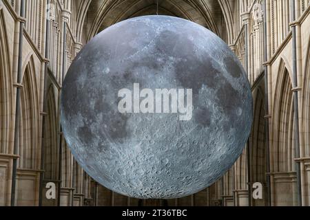 Londres, Royaume-Uni. 23 octobre 2023. Une maquette de la lune est suspendue dans la cathédrale de Southwark jusqu'au 28 octobre avant de passer à Derby. Le modèle de 7 m créé par l'artiste Luke Jerram est illuminé à l'intérieur et utilise l'imagerie de la NASA pour donner une image détaillée de la surface de la lune. Appelé le Musée de la Lune, il est accompagné d'une bande originale du compositeur Dan Jones. Crédit : Anna Watson/Alamy Live News Banque D'Images