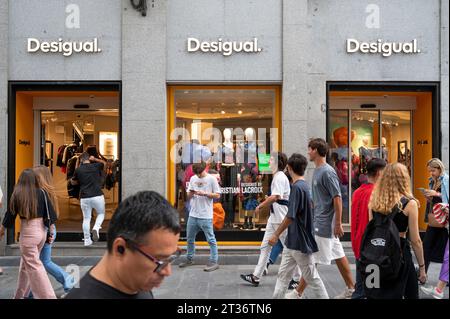 Madrid, Espagne. 23 octobre 2023. Les piétons passent devant le magasin de vêtements de la marque espagnole Desigual en Espagne. Crédit : SOPA Images Limited/Alamy Live News Banque D'Images