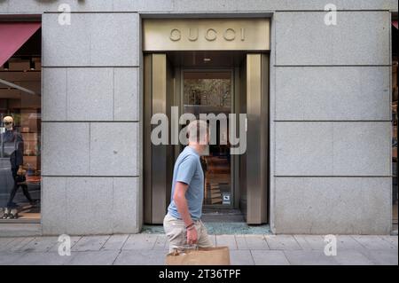 Madrid, Espagne. 23 octobre 2023. Un piéton passe devant la boutique de mode de luxe italienne Gucci en Espagne. Crédit : SOPA Images Limited/Alamy Live News Banque D'Images