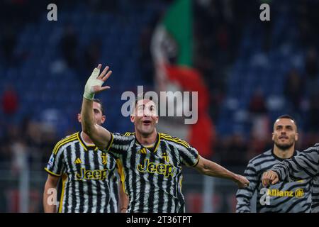 Milan, Italie. 22 octobre 2023. Dusan Vlahovic de la Juventus FC célèbre la victoire à la fin du match lors du match de football Serie A 2023/24 entre l'AC Milan et la Juventus FC au stade San Siro. Crédit : SOPA Images Limited/Alamy Live News Banque D'Images