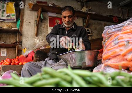 Srinagar, Inde. 23 octobre 2023. 23 octobre 2023, Srinagar Cachemire, Inde : Un vendeur du Cachemire vend des légumes sur un marché de Srinagar. Selon les données publiées par le gouvernement indien, l'inflation de gros en Inde est restée dans la zone négative pour le sixième mois consécutif après que la lecture de septembre est arrivée à -0,26 pour cent contre -0,52 pour cent en août. Le 23 octobre 2023 à Srinagar Cachemire, Inde. (Photo de Firdous Nazir/Eyepix Group) crédit : EYEPIX Group/Alamy Live News Banque D'Images