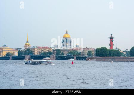 Saint-Pétersbourg, Russie - 04 août 2023 : vue sur le pont du Palais, St. Cathédrale d'Isaac, flèche du bâtiment de l'Amirauté et colonne rostrale Banque D'Images