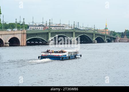 Saint-Pétersbourg, Russie - 02 août 2023 : tramway d'eau sur la rivière Neva avec le pont historique de la Trinité en arrière-plan Banque D'Images