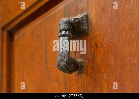 Vieille poignée de porte vintage sur une porte en bois. Mise au point sélective. Banque D'Images