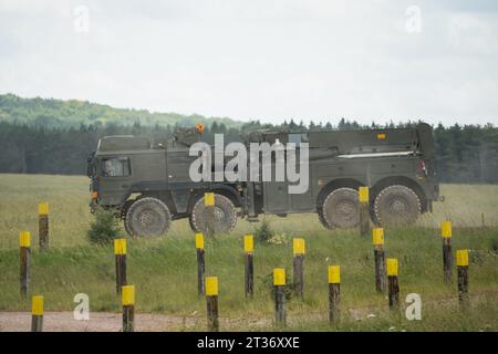 Camion 8x8 de l'armée britannique SVR (support Vehicle Recovery) en mouvement lors d'un exercice militaire, Salisbury Plain, Wiltshire UK Banque D'Images