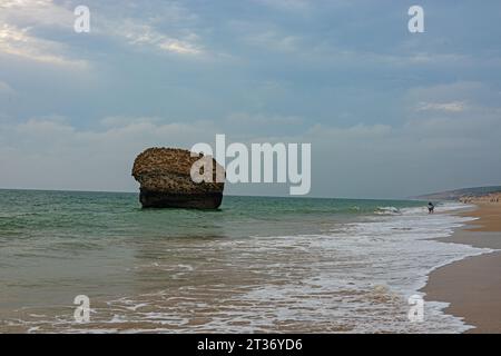 Photo du rocher de Matalascanas la ruine d'une ancienne tour à l'océan atlantique à Matalascanas en Andalousie Banque D'Images