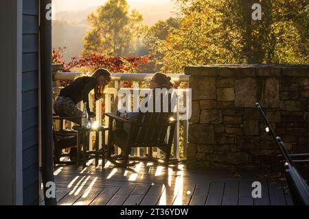 Femmes profitant d'un magnifique coucher de soleil d'automne depuis la terrasse du Brasstown Valley Resort & Spa à Young Harris, Géorgie. (ÉTATS-UNIS) Banque D'Images