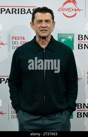 Actualités - Photocall du film I Leoni di Sicilia 18e Festival du film de Rome Vinicio Marchioni assiste au photocall du film I Leoni di Sicilia lors du 18e Festival du film de Rome à l'Auditorium Parco Della Musica le 23 octobre 2023 à Rome, Italie. Auditorium de Rome Parco Della Musica Italie Copyright : xFabrizioxCorradettix/xLiveMediax LPN 1100147 crédit : Imago/Alamy Live News Banque D'Images