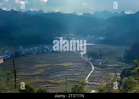 Les rizières et les sommets du plateau de Dong Van Karst Géoparc mondial UNESCO, Dong Van, Ha Giang, Vietnam Banque D'Images