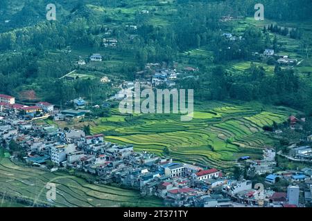 Vue sur la ville de Dong Van et les rizières en terrasses, Dong Van, Ha Giang, Vietnam Banque D'Images