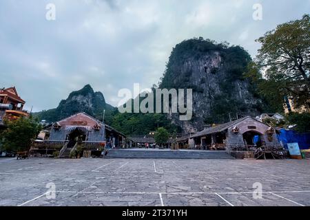 Karst calcaire et la vieille ville, Dong Van, Ha Giang, Vietnam Banque D'Images