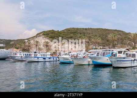 Bonifacio, France - 22 août 2018 : embarquement de touristes sur des bateaux de plaisance à moteur. Port de plaisance de Bonifacio, petite ville portuaire de Corse sur un summ ensoleillé Banque D'Images