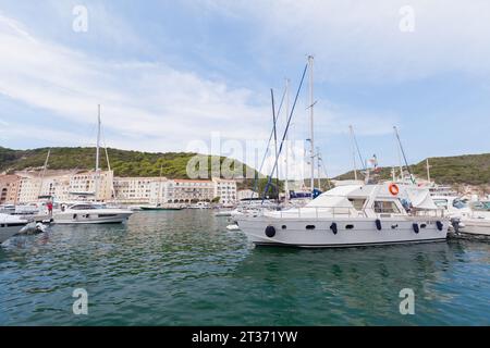 Bonifacio, France - 22 août 2018 : bateaux à moteur de plaisance et yachts à voile avec des gens ordinaires. Port de plaisance de Bonifacio, petite ville portuaire de Corse isl Banque D'Images