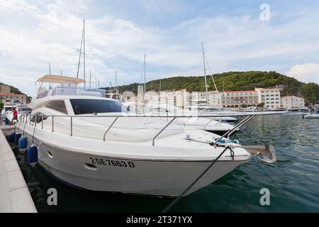 Bonifacio, France - 22 août 2018 : Yachts de plaisance de luxe amarrés dans le port de plaisance de Bonifacio, petite ville portuaire de l'île de Corse Banque D'Images