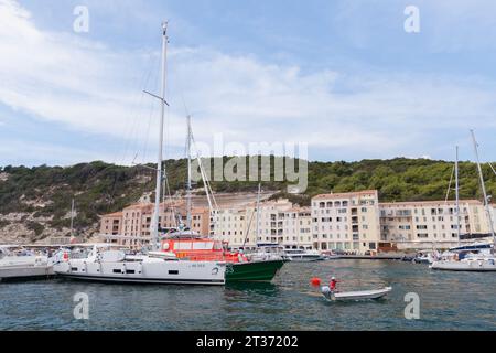 Bonifacio, France - 22 août 2018 : personnel de service d'amarrage sur bateau dans le port de Bonifacio Banque D'Images
