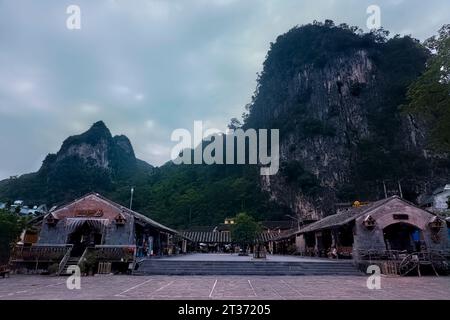 Karst calcaire et la vieille ville, Dong Van, Ha Giang, Vietnam Banque D'Images