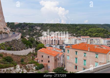 Bonifacio, France - 22 août 2018 : vue sur la vieille ville de Bonifacio avec des maisons résidentielles en pierre un jour d'été Banque D'Images