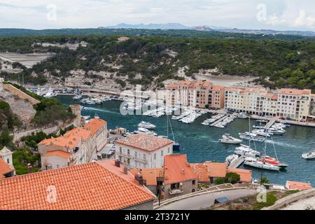 Bonifacio, France - 22 août 2018 : Port intérieur de Bonifacio, vue aérienne avec voiliers et bateaux à moteur Banque D'Images