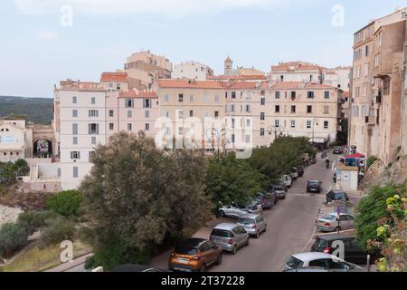 Bonifacio, France - 22 août 2018 : vue sur la rue avec les voitures garées, Bonifacio, Corse. Les vieilles maisons résidentielles avec des toits de tuiles rouges sont sur un fond Banque D'Images