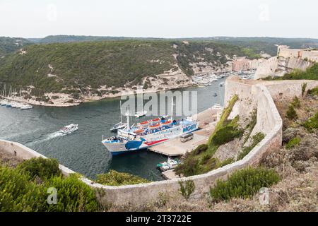 Bonifacio, France - 22 août 2018 : le ferry Santa Teresa di Gallura Bonifacio est en train de charger dans le port de Bonifacio Banque D'Images