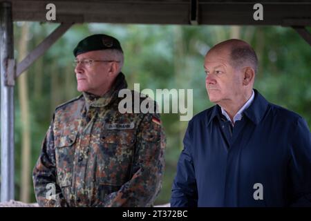 Bundeskanzler BEI der Faehigkeitsdemonation der Territorialen Verfuegungsgruppe des BMVg in Koeln-Wahn Bundeskanzler OLAF Scholz SPD wird die Uebungsszenarien in der Kaserne Koeln Wahn erlaehrt. Hier wurde ihm die zivilmilitaerische Zusammenarbeit und den Host Nation support in verschiedenen Lageeinspielungen und Simulationen realitaetsnah gezeigt, Koeln, 23.10.2023 Koeln Nordrhein-Westfalen Deutschland *** Chancelier à la démonstration de capacité du Groupe de disposition territoriale BMVgs à Koeln Wahn Chancelier OLAF Scholz SPD est montré les scénarios d'exercice à la caserne Koeln Wahn Banque D'Images