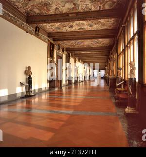 FLORENCE, ITALIE – 03 AVRIL 2023 : intérieur de la Galerie des Offices, l’un des principaux musées d’Italie Banque D'Images