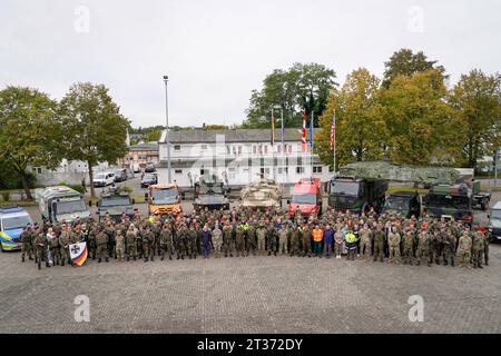 Bundeskanzler BEI der Faehigkeitsdemontion der Territorialen Verfuegungsgruppe des BMVg in Koeln-Wahn Gruppenfoto im Anschluss an die Faehigkeitsdemontation in der Kaserne Koeln Wahn dort wurde die zivilmilitaristaerische Zusammenarbeit und den soutien à la nation hôte 23.10.2023 Koeln Nordrhein-Westfalen Deutschland *** Chancelier fédéral à la démonstration des capacités du Groupe de déploiement territorial du BMVg à Koeln Wahn photo du Groupe après la démonstration des capacités à la caserne de Koeln Wahn où coop civilo-militaire Banque D'Images