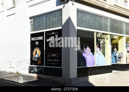 SANTA ANA, CALIFORNIE - 2 octobre 2023 : Bienvenue au panneau Santa Ana sur le bâtiment Spurgeon dans le quartier historique du centre-ville. Banque D'Images